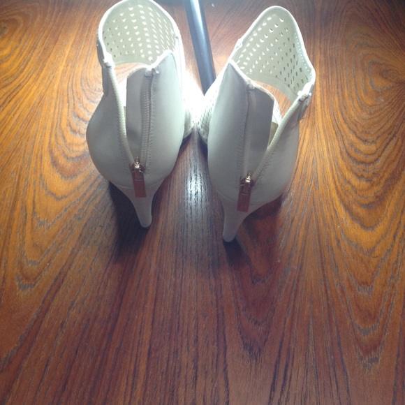 AVON Perforated Open Toe Heeled Bootie - Size 9 - Picture 2 of 4